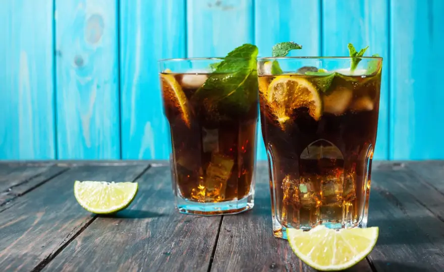 Najlepsze drinki z ciemnym rumem, które zaskoczą Twoich gości