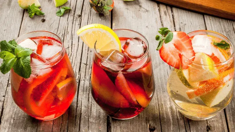 Proste drinki imprezowe, które zachwycą gości – przepisy i porady na udaną imprezę