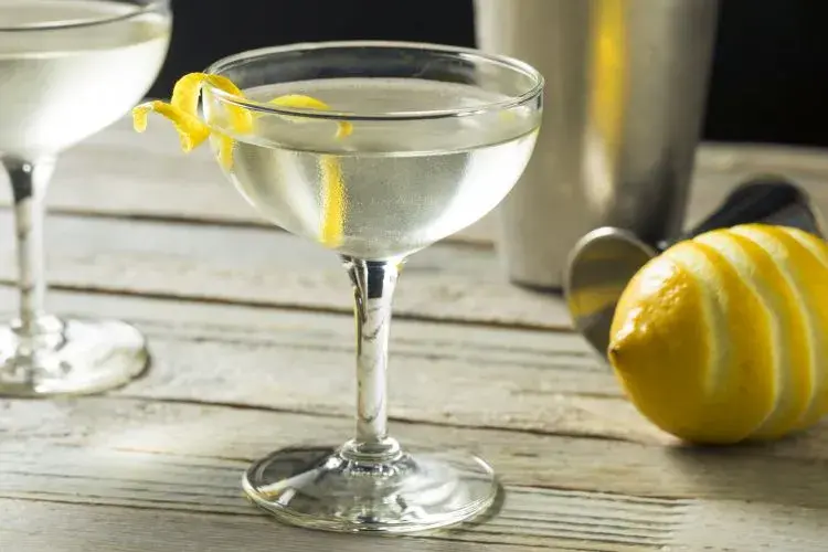 Wyjątkowy przepis na drink Bonda, który zaskoczy Twoich gości