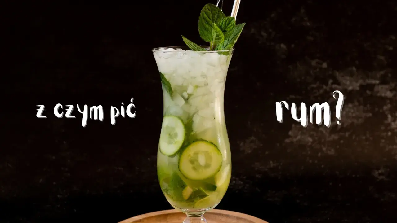 Orzeźwiający drink z rumem, ogórkiem i miętą, ozdobiony plasterkami ogórka i gałązką mięty.