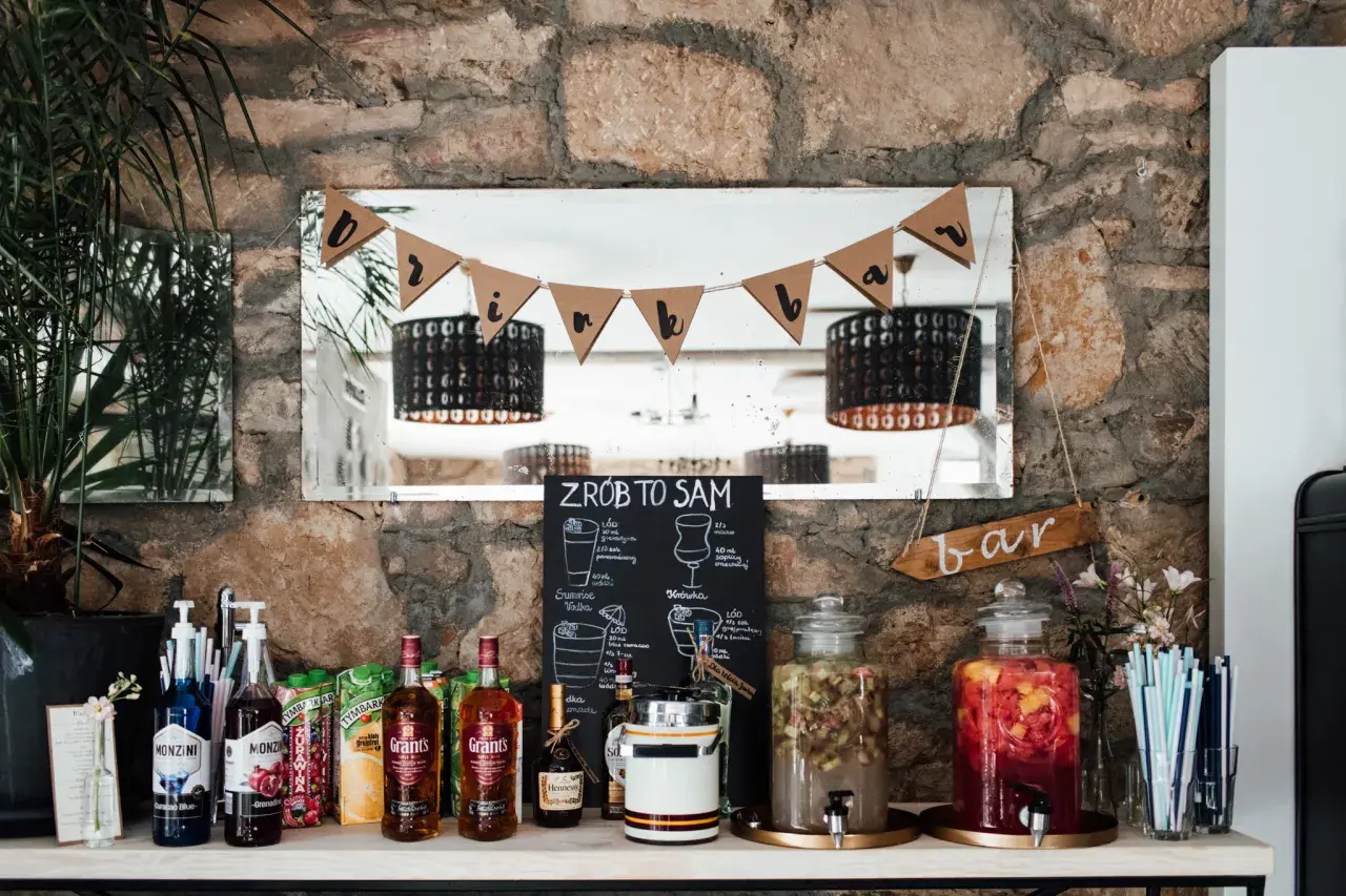 Jak stworzyć wyjątkowy drink bar na wesele DIY, który zachwyci gości