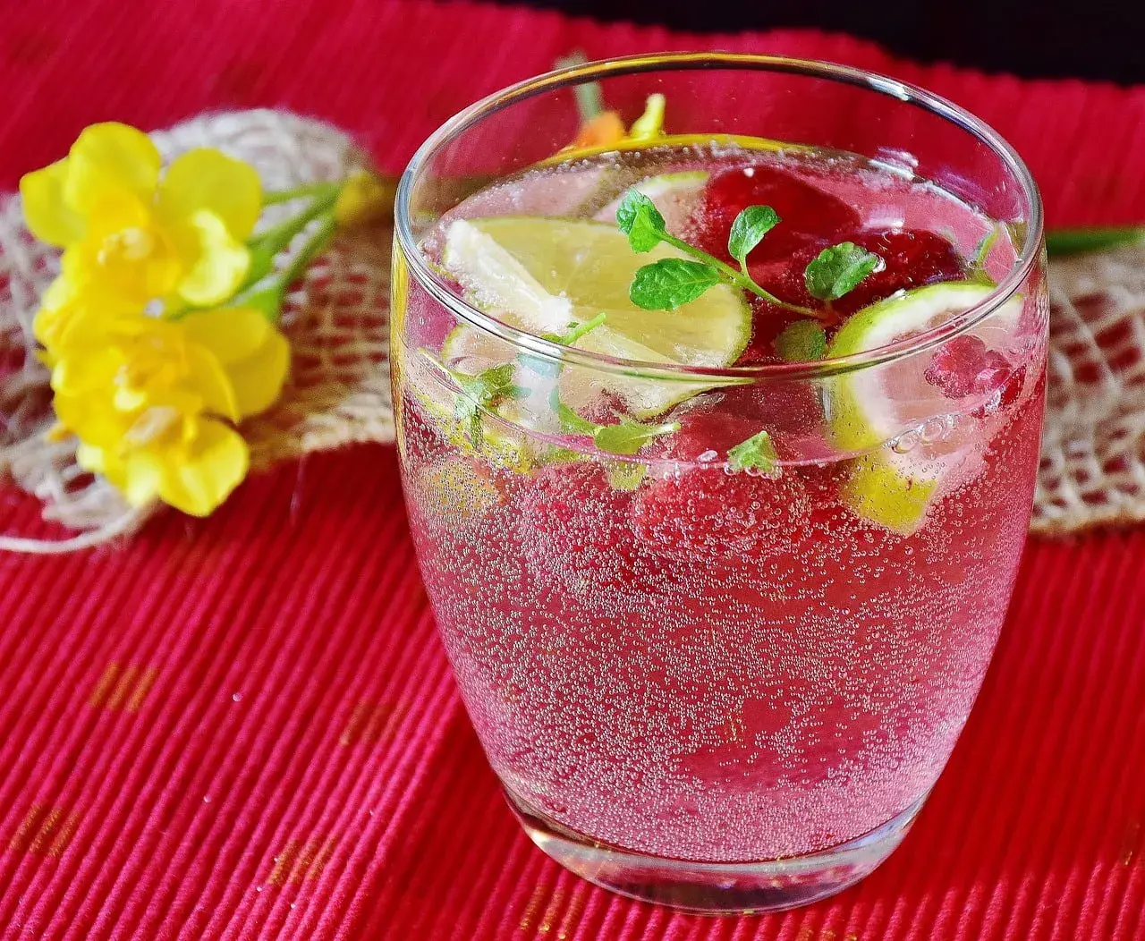 Najlepsze drinki z czerwonego wina – proste przepisy i porady dla każdego