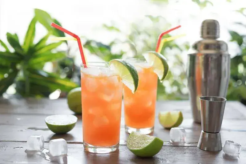 Pyszne drinki ze Spritem, które zaskoczą Twoich gości