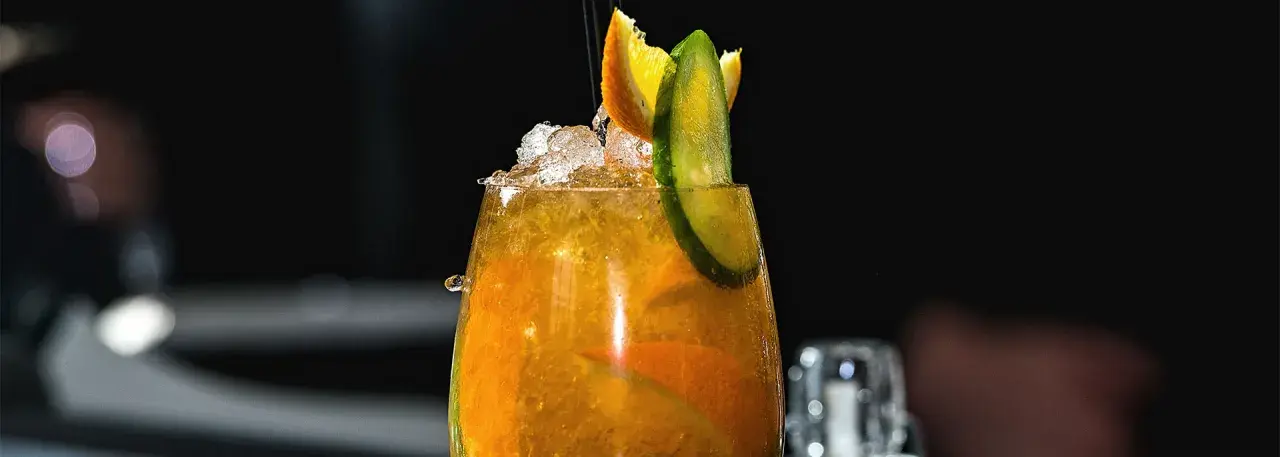 Najlepsze drinki z Metaxą, które zaskoczą Twoich gości