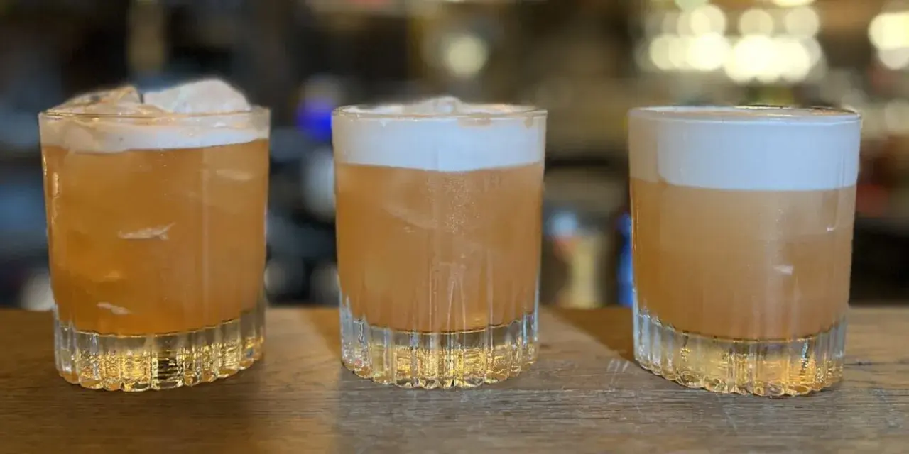 Drinki z białkiem: Jak stworzyć aksamitne koktajle z białkiem jaja