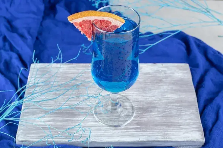 Pyszne drinki z blue curacao i sokiem ananasowym, które musisz spróbować
