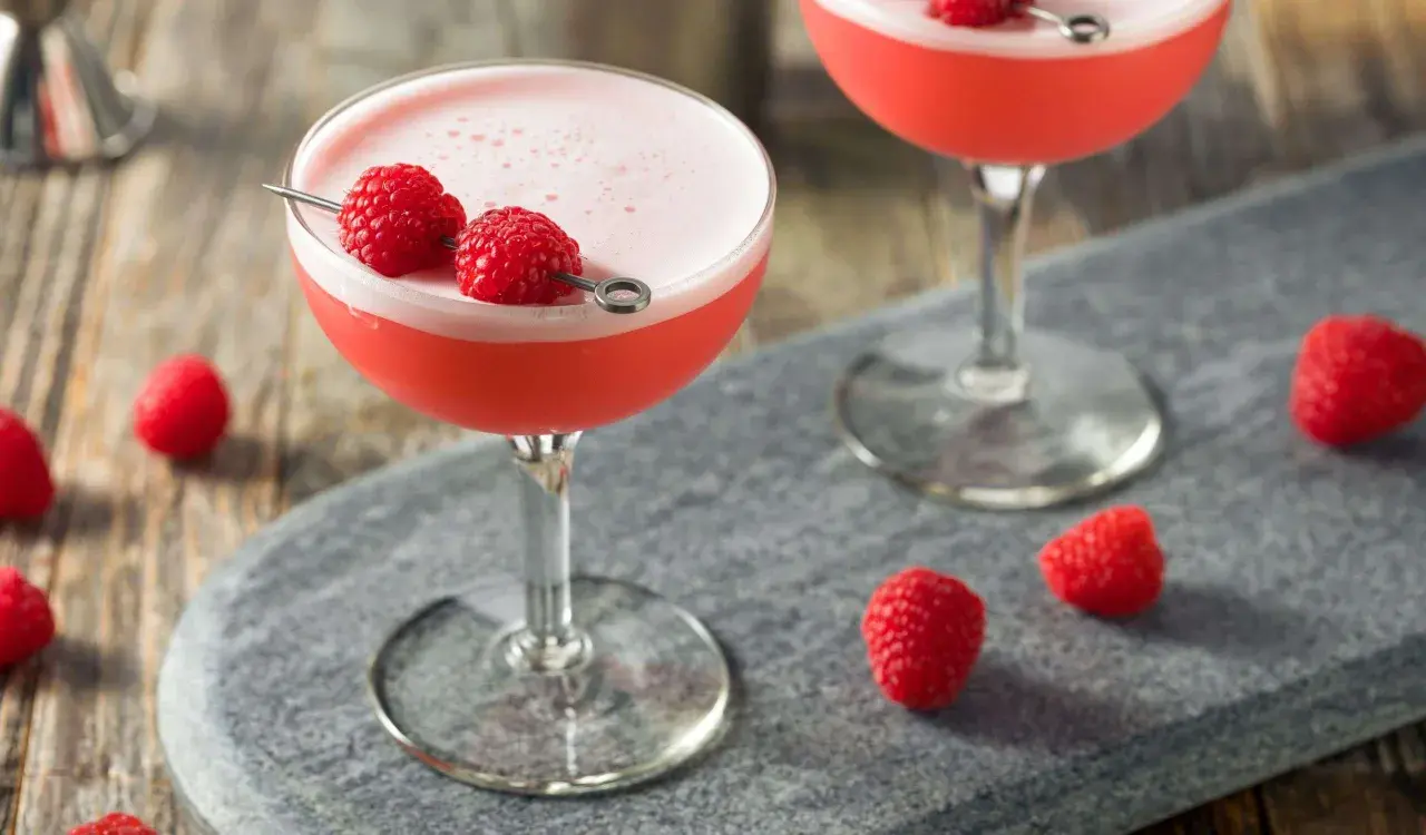 Pyszne drinki z sokiem malinowym, które zachwycą Twoich gości