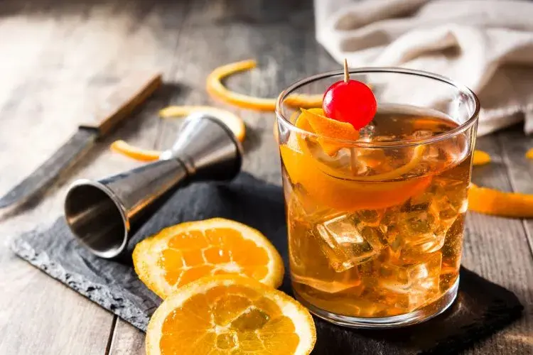Najlepsze drinki z whiskey, które zachwycą Twoje podniebienie