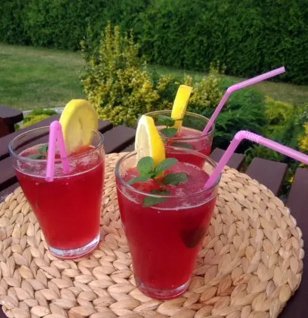 Zdjęcie Najlepsze drinki z soplicą malinową, które zachwycą Twoich gości