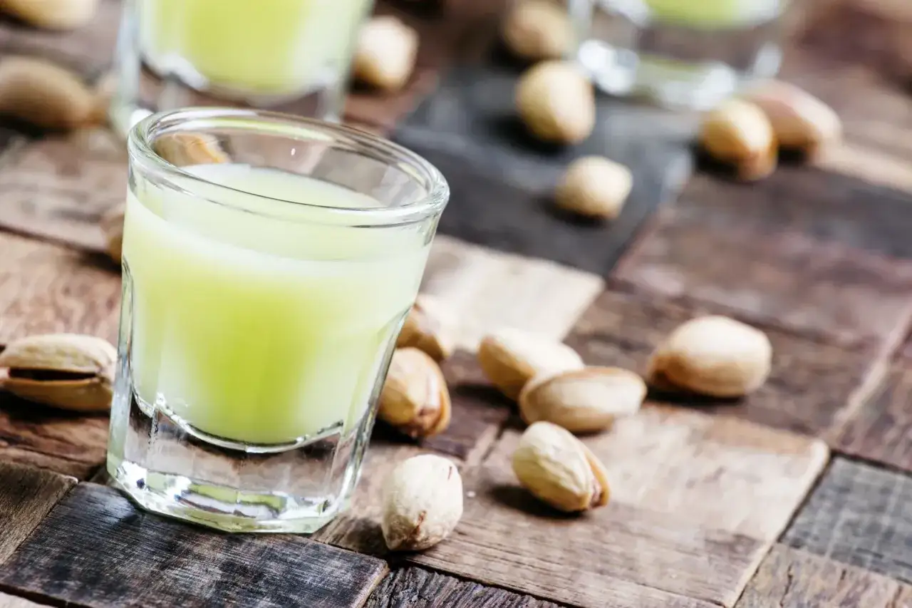 Zdjęcie Wyjątkowe drinki z likierem pistacjowym, które zachwycą Twoich gości