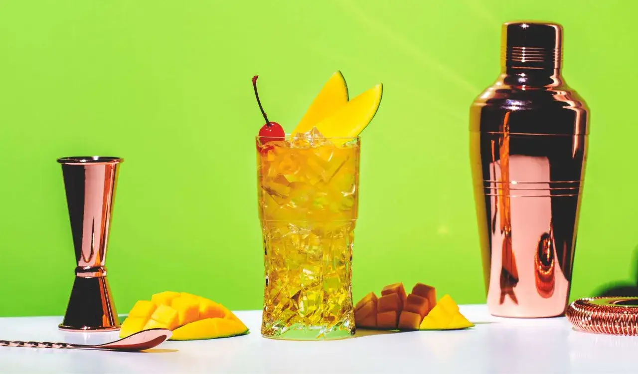 Zdjęcie Najlepsze drinki z mango i rumem, które musisz spróbować latem