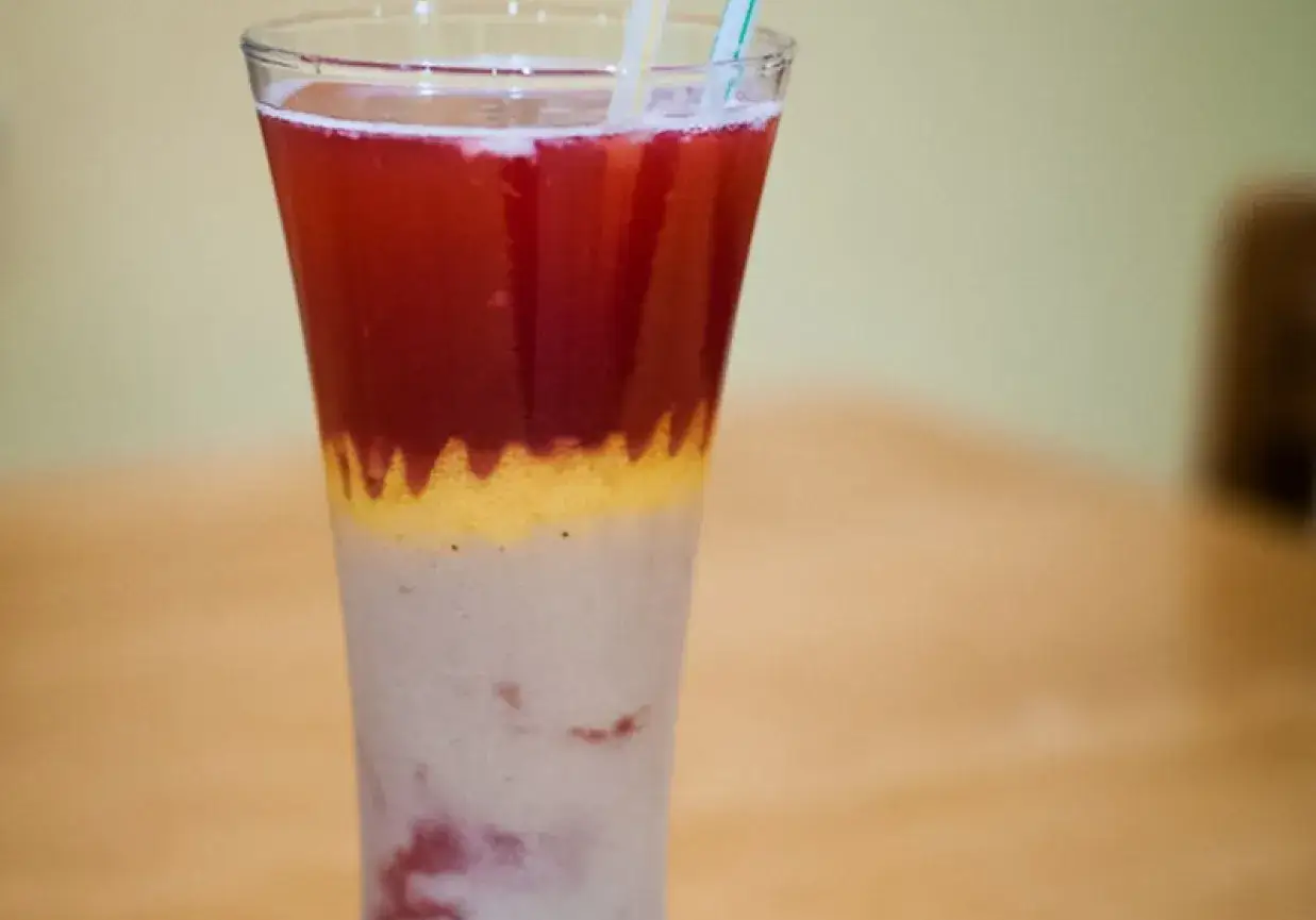Zdjęcie Orzeźwiający drink z wiśniówką i sokiem bananowym na lato